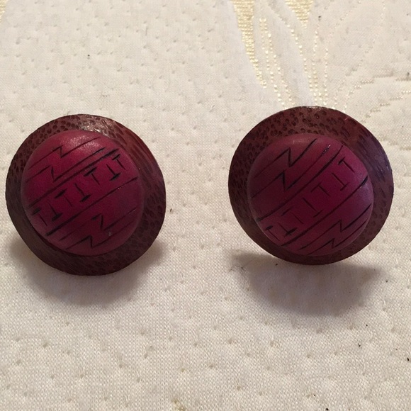 Earrings,CLIP,Artisan designed, Circular,made of wood,Magenta color predominant - Picture 4 of 5